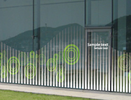 公共施設の大面積のガラス面に飛散防止フィルムを貼った例